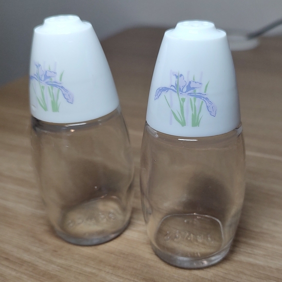 Gemco Vintage Salt & Pepper Shakers Flower Pattern Classic Unique Glass Easyfill - Picture 3 of 5